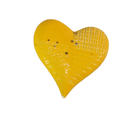 Coração decorativo amarelo em cerâmica com padrões gravados