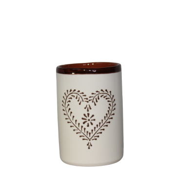 Caneca cerâmica branca com padrão coração castanho escuro