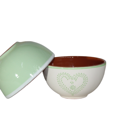 Conjunto de duas taças de cerâmica verde, branca e castanha com padrão de coração