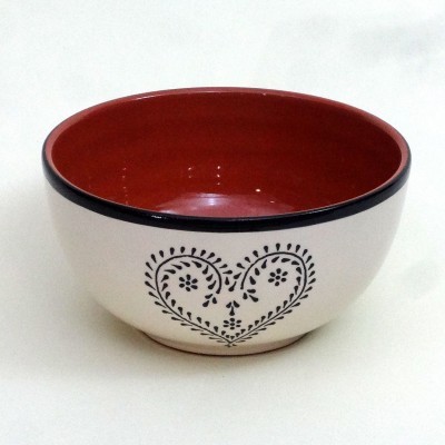 Taça cerâmica branca com interior vermelho e coração preto