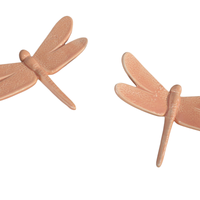 Figuras decorativas de libélulas em cerâmica rosa com textura craquelada