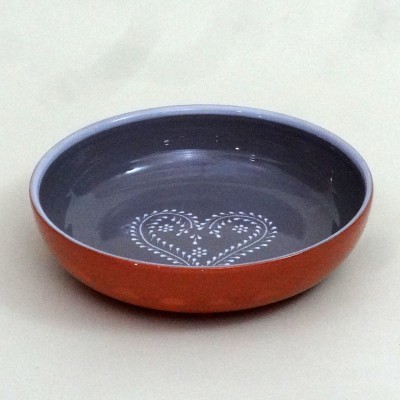 Prato fundo em cerâmica laranja com interior cinza e padrão branco de coração