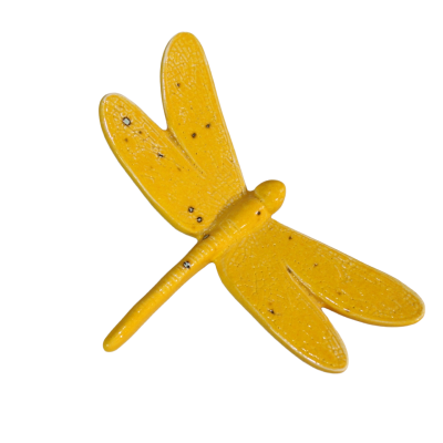 Libélula decorativa amarela em metal com textura envelhecida