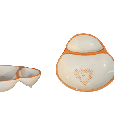 Dois recipientes cerâmicos creme com bordas laranja e coração estampado