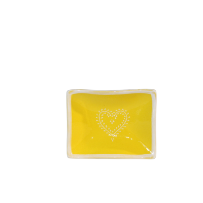 Prato quadrado amarelo com coração branco