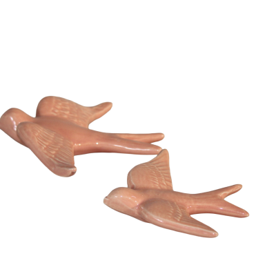 Pássaros decorativos de cerâmica cor de rosa com asas detalhadas