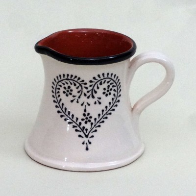 Jarra de cerâmica branca com decoração de coração preto e interior vermelho escuro
