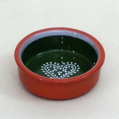 Tigela pequena redonda de cerâmica verde e vermelha com padrão branco em forma de coração