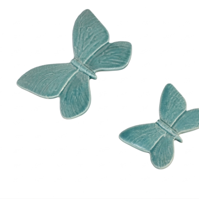 Dois ornamentos de borboletas de cerâmica azul