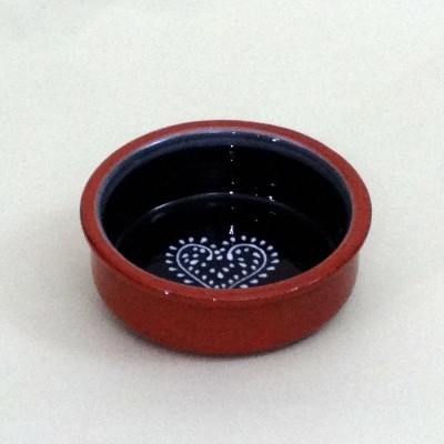 Taça de cerâmica vermelha e preta com padrão branco em forma de coração