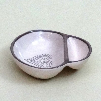 Prato em cerâmica dividido com padrão de coração e borda cinza