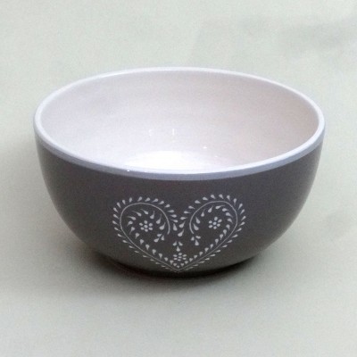 Taça de cerâmica cinzenta com padrão branco em forma de coração