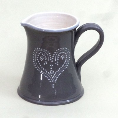 Jarro de cerâmica castanho escuro com padrão de coração branco