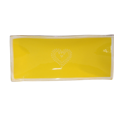 Prato retangular amarelo com borda branca e coração branco no centro.