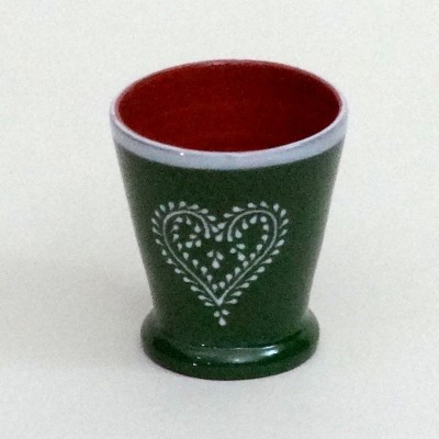 Copo cerâmico verde com coração branco e interior vermelho