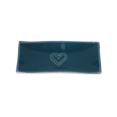 Prato retangular azul escuro com coração branco no centro