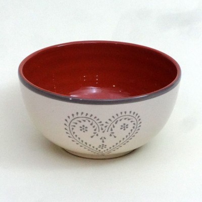 Tigela em cerâmica branca e vermelha com padrão de coração cinzento