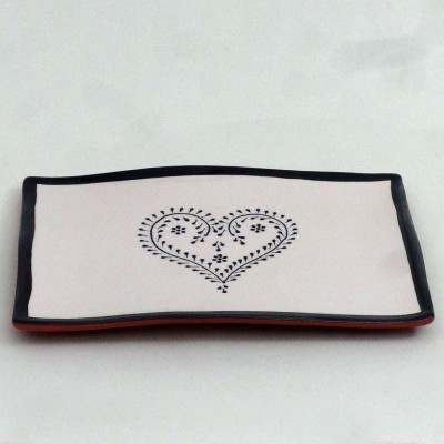 Prato retangular de cerâmica branco com bordas pretas e desenho de coração preto