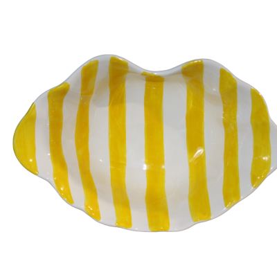 Prato cerâmico branco com riscas amarelas