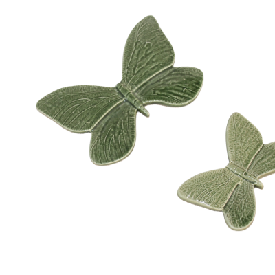 Duas borboletas decorativas verdes de cerâmica com texturas em relevo