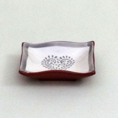 Prato quadrado vermelho com interior branco e desenho de dois corações cinzentos