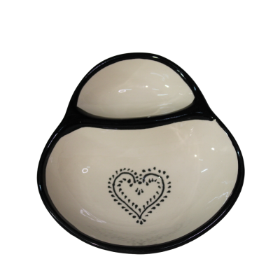 taça cerâmica dividida com desenho de coração preto