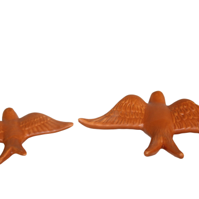 Ornamentos de pássaros em cerâmica castanha com asas abertas