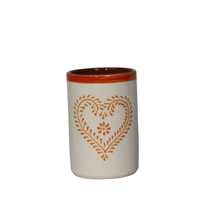 Copo de cerâmica branca com coração castanho e borda superior castanha