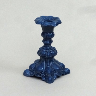 Castiçal azul de cerâmica ornamentado com base larga e formato floral na borda