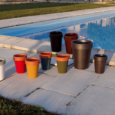 Conjunto de vasos coloridos junto a piscina exterior