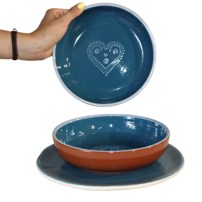 Conjunto de pratos e tigela azul escuro e castanho com decoração em forma de coração branco.