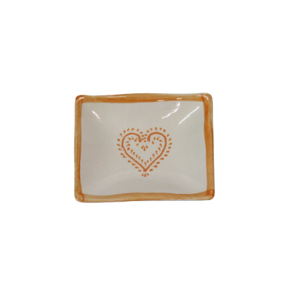 Prato retangular de cerâmica branca com borda laranja e coração decorativo laranja no centro