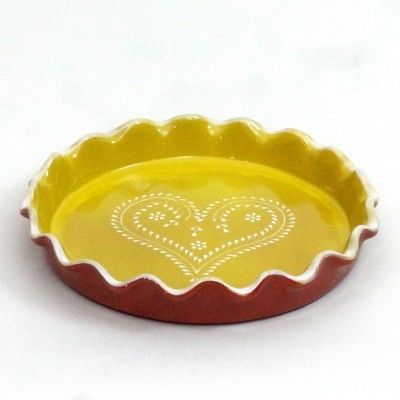 Prato de cerâmica amarelo com borda castanha ondulada e decoração de coração branco