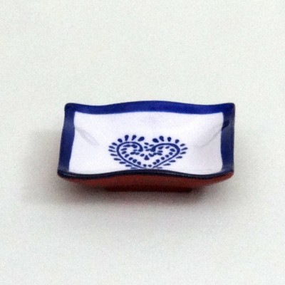 Prato cerâmico pequeno retangular branco com borda azul e coração azul no centro