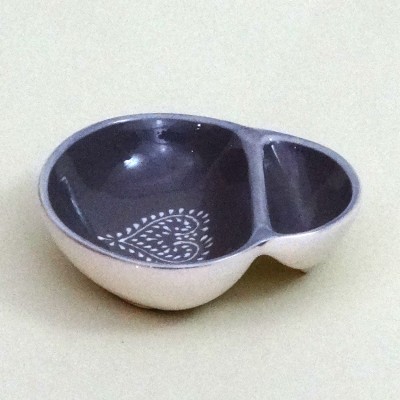 Prato cerâmico dividido branco e cinza com padrão de coração