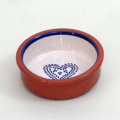 Tigela redonda em terracota com padrão de coração azul no interior