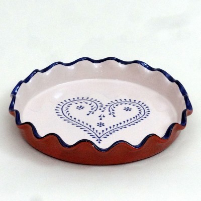 Tabuleiro redondo de cerâmica com borda ondulada azul e padrão de coração azul