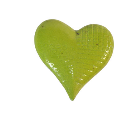 Coração verde brilhante com textura quadriculada e pontos pretos
