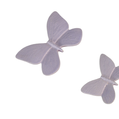 Duas borboletas decorativas lavanda de cerâmica com asas texturizadas
