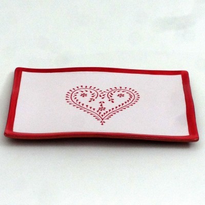 Prato retangular branco com borda vermelha e coração decorativo vermelho