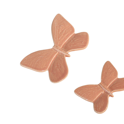 Duas borboletas de cerâmica rosa com detalhes nas asas