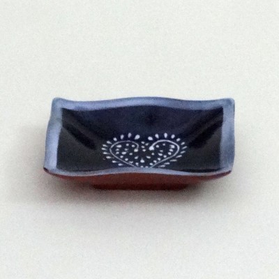 Prato quadrado de cerâmica preto com coração branco e bordas azuis