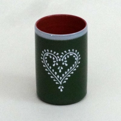Caneca verde escura com desenho branco de coração e interior vermelho