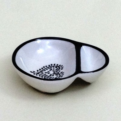 Tigela dupla branca com padrão de coração em preto