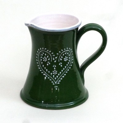 Jarra verde de cerâmica com padrão branco em forma de coração