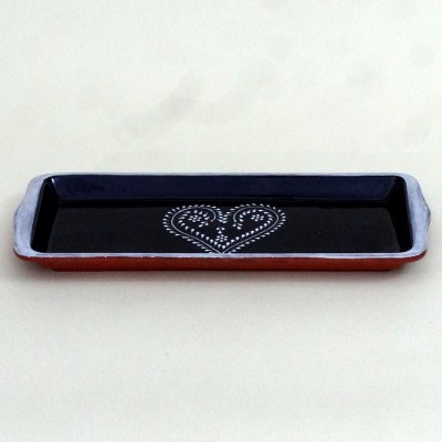 Tabuleiro retangular de cerâmica com padrão decorativo em forma de coração