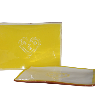 Pratos quadrados amarelo e branco com borda e coração decorativo em cerâmica