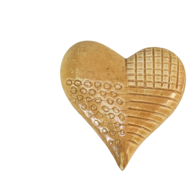 Objeto decorativo em forma de coração castanho claro com padrões em relevo