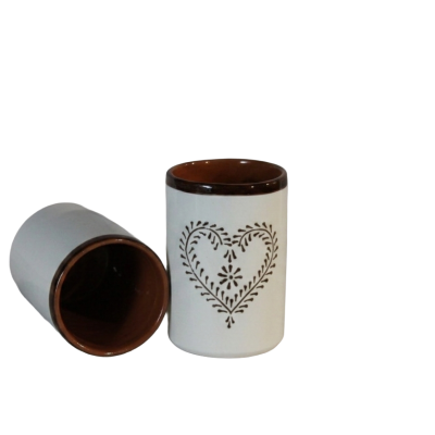 Conjunto de copos cerâmicos brancos com interior castanho e padrão de coração.