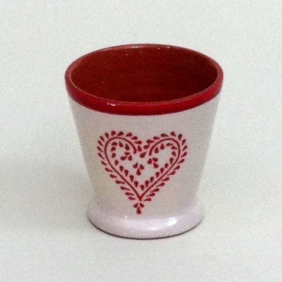 Vaso cerâmico branco com interior e decoração vermelha em forma de coração